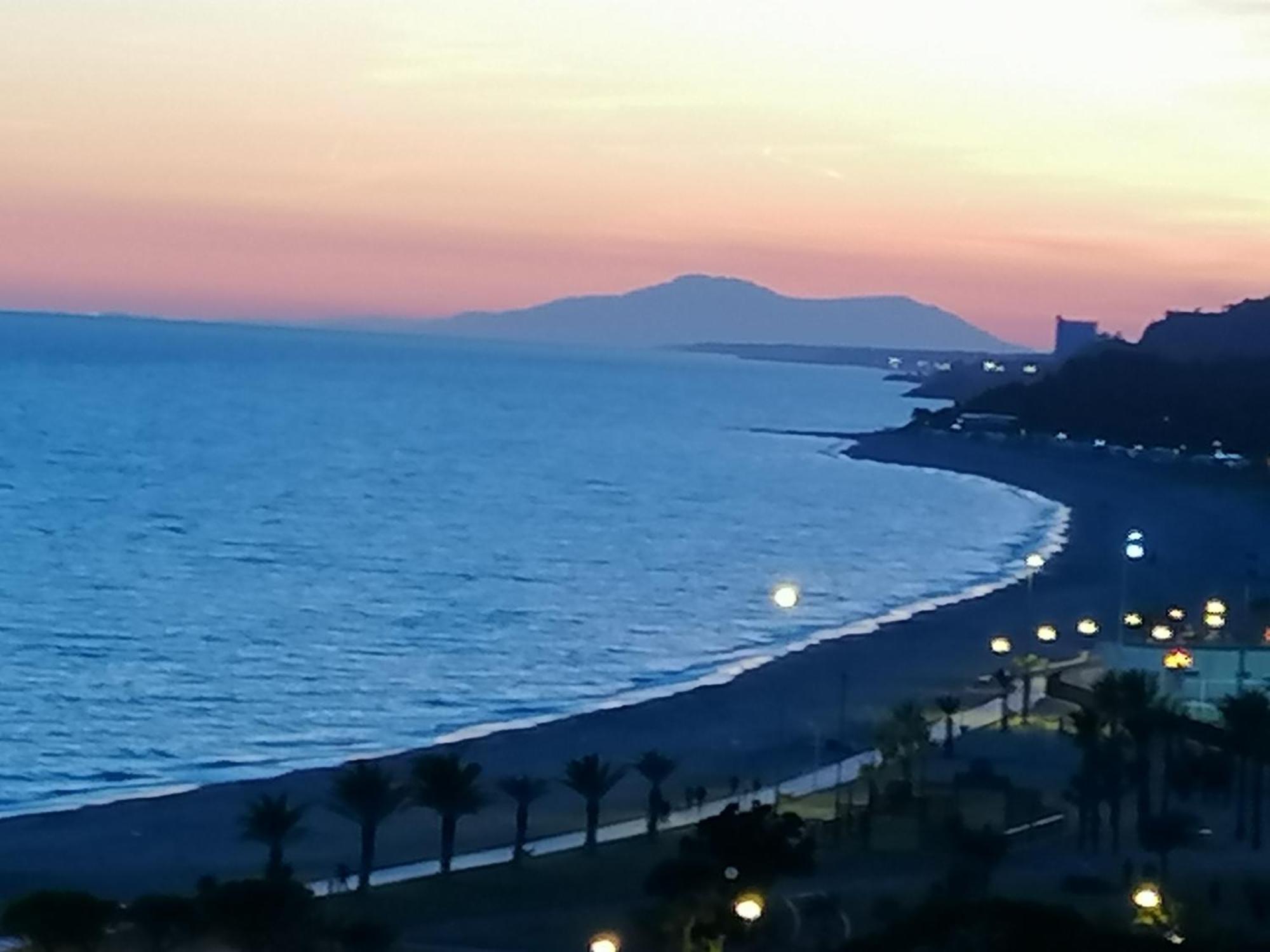 Apartamento Con Terraza, Vistas Playa Y Montana Hospitalet De L'Infant Bagian luar foto
